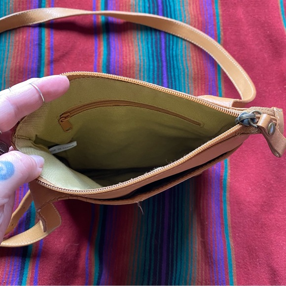 Fossil Leather Tan Crossbody purse. Adjustable strap. Outside pockets. - Picture 3 of 8